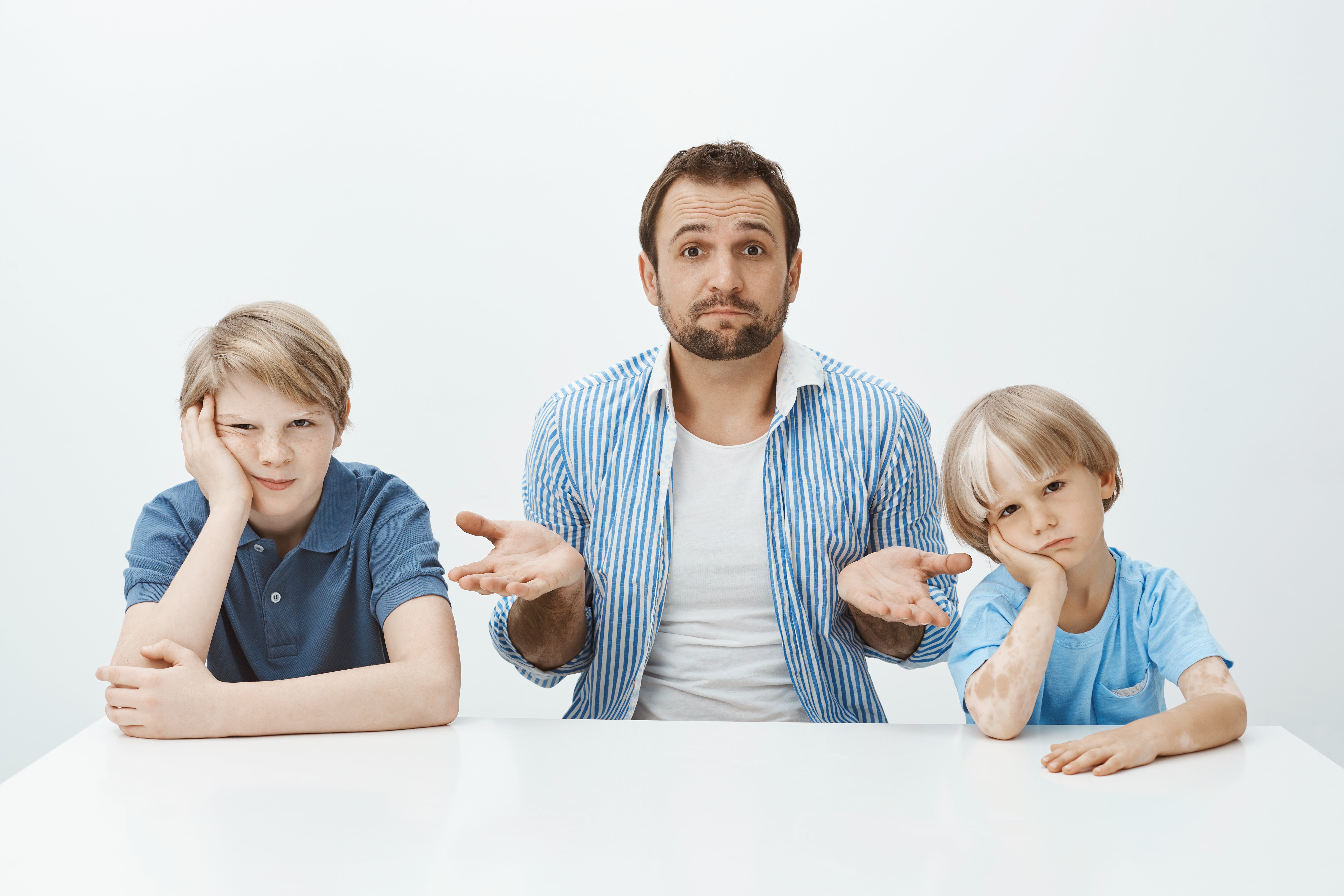 Cuál es el rol de los padres de familia y del colegio en la formación del  carácter de los niños?