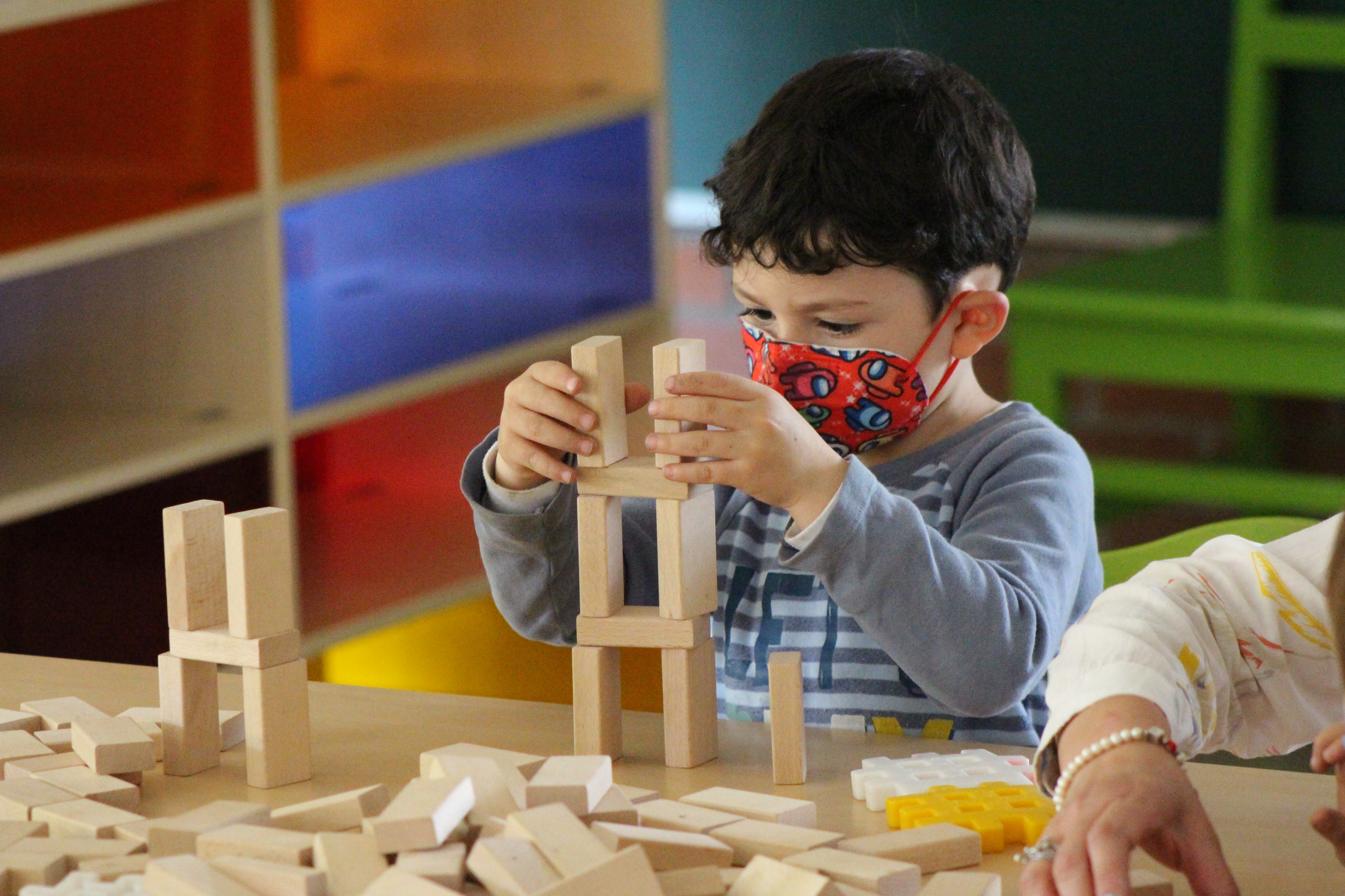 Niño desarrollando su creatividad en kindergarten alemán